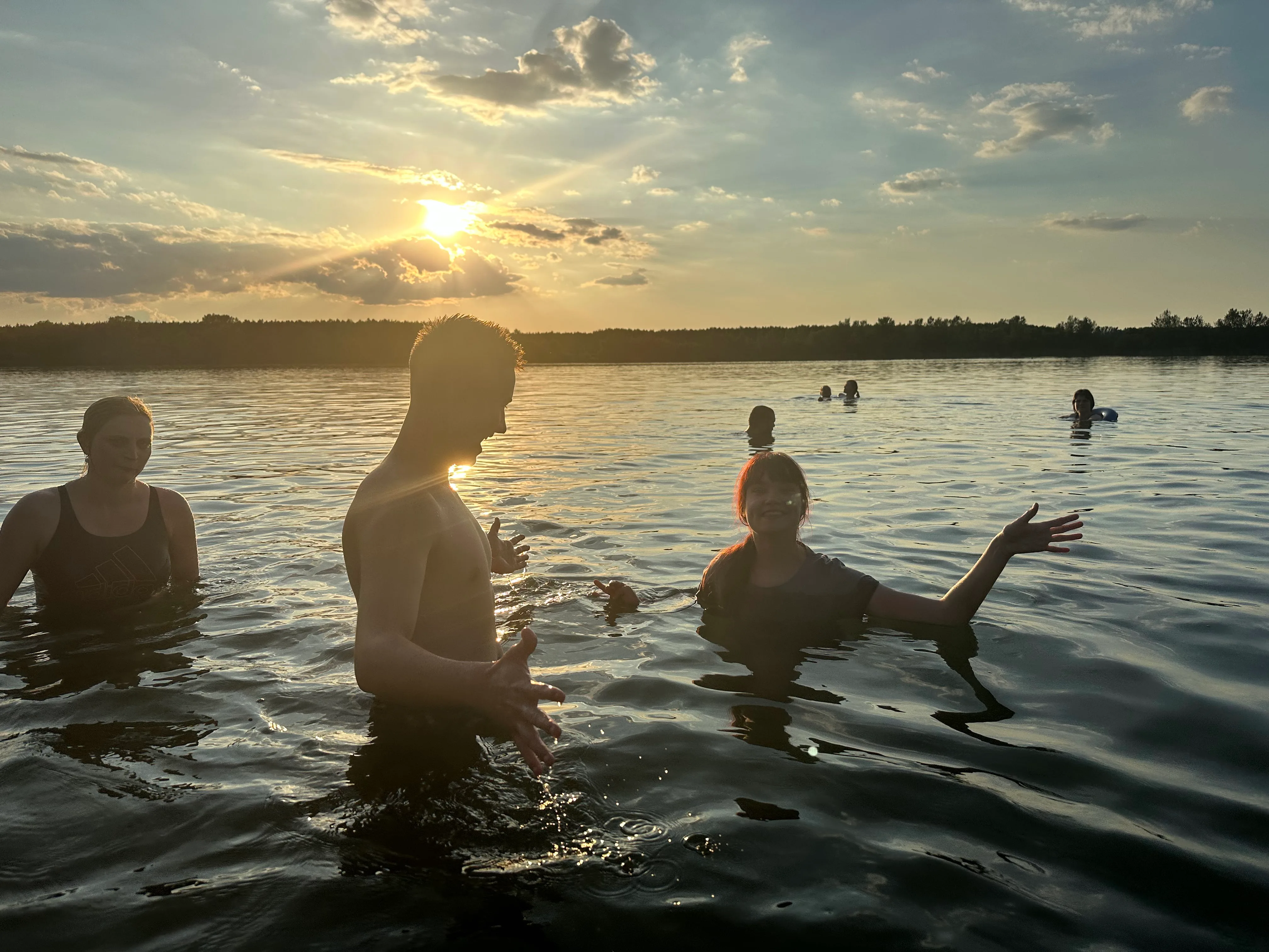 Plavání při západu slunce